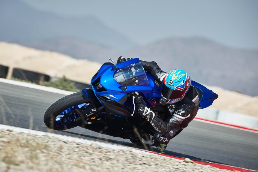 Yamaha R7 (2022, tested on the road and on the track