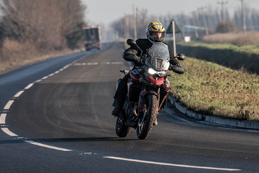 motorcyclist-riding-in-winter