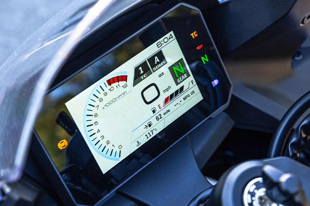 Suzuki GSX8R Display