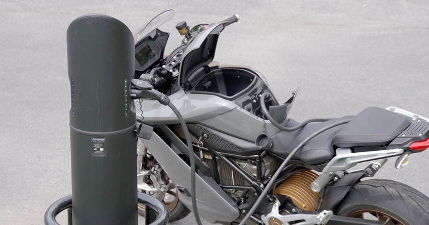 Zero_electric_motorbike_at_charge_point_WEB